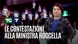 Le contestazioni alla ministra Roccella [upl. by Une]