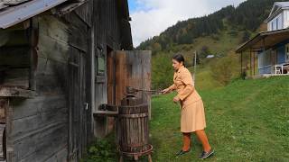 Far from Civilization Woman Uses 100YearOld Juicer to Make Apple Juice [upl. by Hegyera]