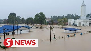 Floods in Johor claim first casualty number of victims increases to 5878 [upl. by Bikales412]