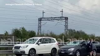 Fidenza la grandine quotbombardaquot il paese suono impressionante e vetri delle auto distrutti [upl. by Brier287]