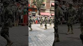 Tropas de infantería del ejército mexicano en el desfile cívico militar 2023 [upl. by Pontius]