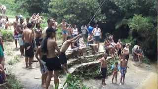 Flagrante tromba dágua pega banhistas de surpresa em cachoeira em MG [upl. by Cary]