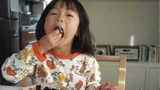 2543歳3ヶ月子供 『納豆巻きは進んで食べる』natto sushi roll3year old kid [upl. by Fiann]