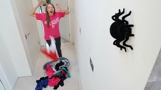 GIANT SPIDER PRANK ON MY MOM HALLOWEEN PRANKS [upl. by Zuzana]