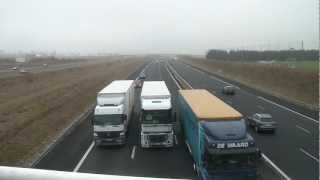 Chauffeur débile sur lautoroute  Camion voie de gauche [upl. by Drolyag249]