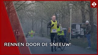 Witte nieuwjaarsloop in Stadskanaal rennen door de eerste sneeuwbui van 2024 [upl. by Oijres]