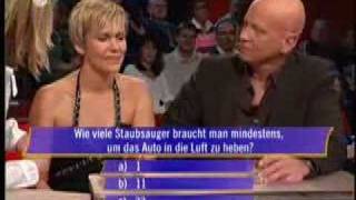 Clever  Dyson Staubsauger hebt Auto an [upl. by Suellen726]