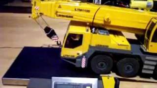 RC CRANE SRONG WEIGHT RC Mobile CraneWiegen des LTM 1100 rc live action toys [upl. by Darraj323]