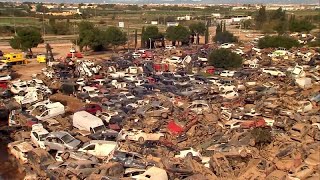 Un immense cimetière de voitures détruites après les inondations meurtrières en Espagne [upl. by Pierro]