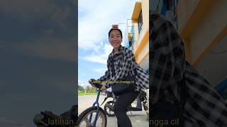 Mama Atraksi Sepeda Roda Satu  🚲😂 cicinyasar bocil shorts [upl. by Latini]