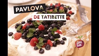 😋 PAVLOVA  SI SIMPLE APRÈS TOUT Recette tuto Meringue garnie aux fruits 🎂 [upl. by Leanard839]