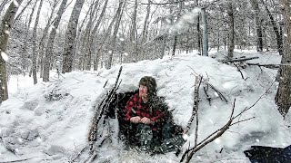 Bushcraft WINTER CAMPING Alone Build WARM SNOW Shelter WOODSTOVE Inside SNOWFALL amp Cowboy Steak ASMR [upl. by Ecnerrot]