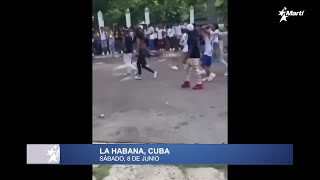 La violencia se desata entre jóvenes armados de palos y machetes en una actividad en La Habana [upl. by Hansen717]