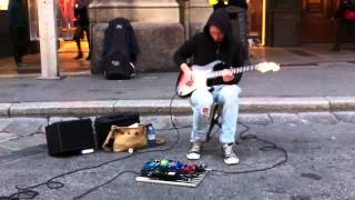 Artista di strada suona la chitarra elettrica [upl. by Aivek]