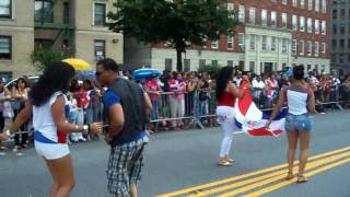 El Amiguito Bailando Bachata En Parada Dominicana Del Bronx 2009 [upl. by Bowers]