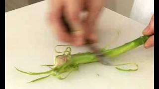 Technique de cuisine  Eplucher des asperges [upl. by Ardnossak]