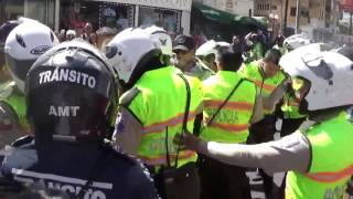 Gresca entre Policias y agentes metropolitanos de transito [upl. by Bokaj702]