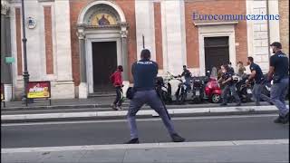 Inseguimento della Polizia di un uomo armato di coltello [upl. by Eiloj]