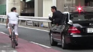 警視庁SP箱乗り 安倍晋三総理大臣 警護車 パトカー SP 激しく自転車を警戒 Japanese Prime minister Motorcade 201369 [upl. by Enyehc19]