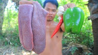 Primitive Technology Cooking Pigs Spleen on a Rock for Food  Wilderness Food [upl. by Gnort]