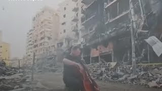 Un libanais joue au violoncelle au milieu des ruines après des frappes israéliennes [upl. by Inej]