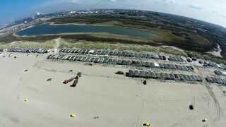 Plaatsen strandhuisjes IJmuiden 5 april 2014 [upl. by Kcirdnekal252]