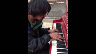 Un indigente tocando piano en la calle el pianista callejero que sorprende a todos [upl. by Heinrike161]