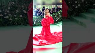 “La rosa del jardín” Shakira contradice la temática de la Met Gala 2024 [upl. by Anahahs]