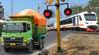 Indonesian Railroad Crossing  Palang NS UNIK Jalur Kereta Api BROWLINE [upl. by Binky]