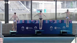 Parigi 2024 tuffatore scivola e cade dal trampolino allinaugurazione dellAquatics Centre [upl. by Malia]