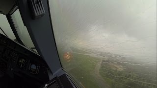 Aterrizaje durante una tormenta en el Aeropuerto El Dorado de Bogota [upl. by Nnayllehs]