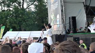 Noisettes Never Forget You Security Shoulder Ride Guilfest 2011 HD [upl. by Murphy]