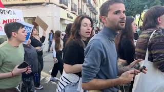 Centenares de personas salen a la calle en Tarragona para pedir la bajada de los alquileres [upl. by Rogozen]