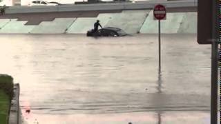 HOMBRE SE SUBE EN SU CAMIONETA LUEGO DE INUNDACIONES EN LAREDO TEXAS [upl. by Marlette]