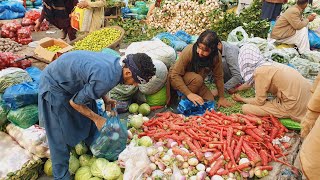 Mandi k Androni aur Beroni stalls k Prices main farq  Daily sabzi mandi update  Fresh and Healthy [upl. by Aratak130]