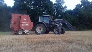 Valtra N111 au bottelage avec une presse NH 5980  2018 [upl. by Anauj]