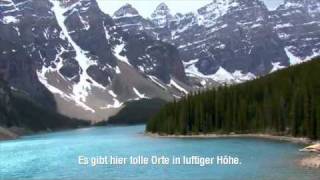 Mit dem Kanu auf dem blauen Moraine Lake im Banff Nationalpark Alberta Kanada [upl. by Groome]