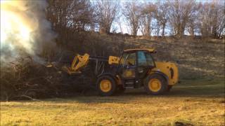 Ramassage de branches avec téléscopique JCB [upl. by Ferrel487]