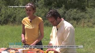 RECETTE  Salade de tomates et de pêches aux olives et courgettes [upl. by Novaat]