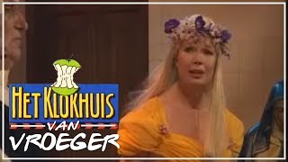 Prinsesje Petronella wil bij het klooster  Het Klokhuis van Vroeger [upl. by Ahsykal166]