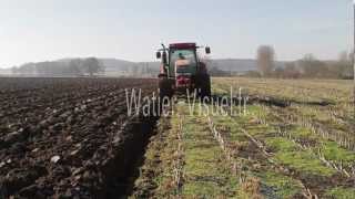 Labour dhiver dun chaume de maïs par une jeune agricultricemp4 [upl. by Benge656]