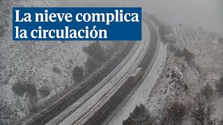 La nieve complica la circulación en varios puntos de España y obliga a cortar la A1 y la A2 [upl. by Nishom452]