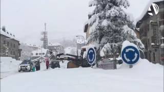 Una nevada quothistóricaquot aísla el valle de Benasque [upl. by Philcox]