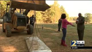 Cemetery director opens vault of man whom family says is not buried in right spot  WSBTV [upl. by Yeldahc460]