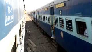 10103 CSTM  Madgaon Mandovi Express crossing 12997 Tirunelveli  Hapa Express [upl. by Anaerdna609]