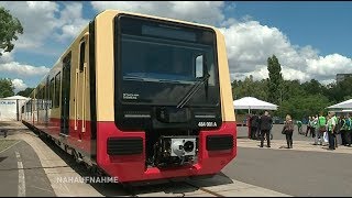 Neue SBahn auf dem Laufsteg  Nahaufnahme [upl. by Akissej]