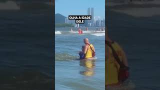 SALVA VIDAS RESGATA SENHOR DE IDADE NO MAR [upl. by Cohe224]