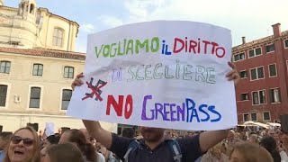 Italia empieza a exigir el pase verde para entrar a los espacios públicos a pesar de las protestas [upl. by Cleaves]