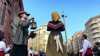 Gegants de Sant Antoni ballant al Mercat  199a Cavalcada dels Tres Tombs de Barcelona [upl. by Alimac]