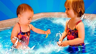 Mi chiamo Bianca  Giochi in piscina per piccoli Bambini che giocano con le bambole [upl. by Krilov]